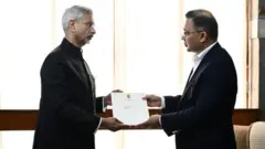 বিএনপির ভারপ্রাপ্ত চেয়ারম্যান তারেক রহমানের হাতে ভারত সরকারের শোকবার্তা তুলে দেন ভারতের পররাষ্ট্রমন্ত্রী 