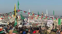 مانند دفعات قبل، حماس با برگزاری مراسم، گروگانها را آزاد کرد