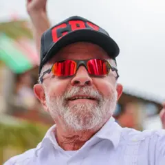 O presidente Lula usa boné e óculos escuros