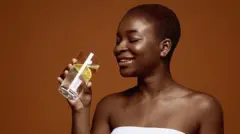 Umugore urimo kunywa amazi arimo indimu