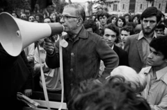 Sartre rodeado de jovens e falando em um megafone