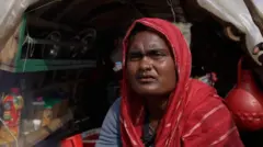 পরিবার নিয়ে নৌকায়ই বসবাস করেন ভোলার বিবি ফাতেমা