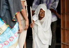 প্রবীন নাগরিক এবং বিশেষভাবে সক্ষমদের জন্য কয়েক বছর ধরে বাড়িতে ভোট  নেওয়ার ব্যবস্থা চালু হয়েছে - প্রতীকী ছবি