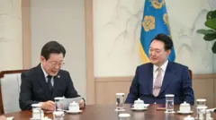 윤석열 대통령과 이재명 더불어민주당 대표가 29일 용산 대통령실 청사에서 열린 첫 영수회담에서 악수를 나누고 있다 (대통령실 제공)