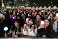 방탄소년단(BTS)의 21일 컴백 공연에 환호하는 팬들