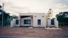 Uma casa energeticamente eficiente, alimentada por energia solar, projetada e construída pela comunidade de Gaviotas, replicada na região de Guajira, na Colômbia