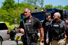 Талабалар университет кампусида полиция ходимлари аввалгидан кўпайганини айтади