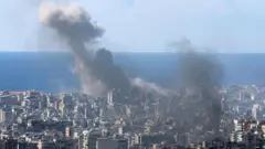 Дим се шири изнад зграда