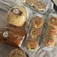 Pães, roscas e outros alimentos sobre tecido