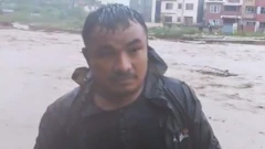 शनिवार ललितपुरमा एउटा टहरोको छानामा उद्धारको पर्खाइमा रहेका बेला खोलाले बगाएका पाँच जनामध्ये दुई जनालाई बचाउने काभ्रे तिमालका चनिकलाल तामाङ। यो उनी खोलाबाट निस्कनै बित्तिकै लिइएको तस्बिर हो 