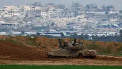 Um tanque de guerra no lado israelense da fronteira com a Faixa de Gaza.