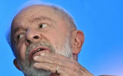 Foto de Lula com a mão na boca, aparentando incerteza