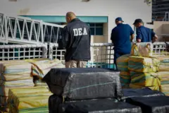 Agentes da DEA ao lado de um carregamento de cocaína e maconha em 2021.
