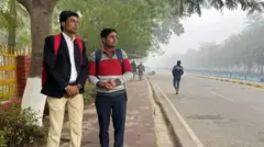 रणजित कुमार आणि संजय वर्मा पदवीधर आहेत पण त्यांना नियमित नोकरी नाही