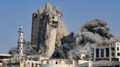 دخان يتصاعد من برج الغفاري السكني، بعد انهياره إثر غارات جوية إسرائيلية في مدينة غزة