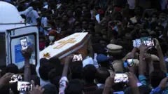 የአስከሬን ሳጥን የተሸከሙ ነዋሪዎች