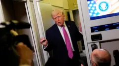 Trump AirForce One uçağında gazetecilere açıklama yapıyor 