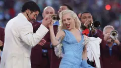 Lady gaga y bad bunny bailan durante la presentación del artista puertorriqueño en el super bowl.