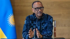 Perezida Kagame yicaye iruhande y'ibendera y'igihugu