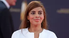 Zdjęcie Collien Fernandes, która ma na brązowe włosy, złote kolczyki i białą bluzkę. 