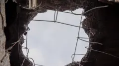 في قرية زرغزاوي، شمال أربيل في إقليم كردستان العراق، بتاريخ 7 أبريل/نيسان 2026، ظهرت فجوة في سقف منزل بعد تحطم طائرة مسيرة عليه. وأفادت السلطات المحلية بوقوع حادثة طائرة مسيرة مميتة في منطقة مدنية فجر ذلك اليوم.