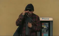 Leonardo DiCaprio em uma das cenas do filme em que ele fala em um telefone público