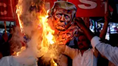 Портреты Трампа сжигают на антиамериканском протесте в Калькутте 13 августа 2025 года