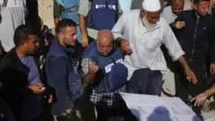 흙을 뿌리는 알-다흐두흐의 모습