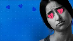 Uma mulher olhando com rosto triste e dois corações partidos no olho dela