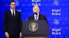 Steve Witkoff habla durante la reunión de la Junta de Paz, con Jared Kushner a su lado.