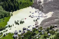Imagem aérea mostrando a destruição da vila de Blatten em 29 de maio de 2025, após uma enorme avalanche desencadeada pelo colapso da geleira Birch, na Suíça
