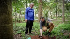 Hélio da Silva e André Biernath plantando um jequitibá no Tiquatira