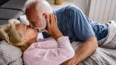 Casal de idosos se beija