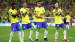 Para pemain timnas Brasil merayakan kemenangan 4-1 atas Korsel di babak 16 besar Piala Dunia 2022.