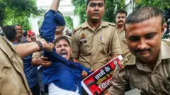 লক্ষ্ণৌতে ২৫শে জুলাই এক বিক্ষোভকারীকে তুলে নিয়ে যাচ্ছে পুলিশ - ফাইল ছবি