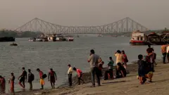 কলকাতার হাওড়া নদীর পাশের এলাকা