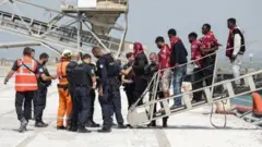 عدد من المهاجرين غير الشرعيين بعد أن جرى إنقاذهم بقبضة الشرطة الفرنسية 