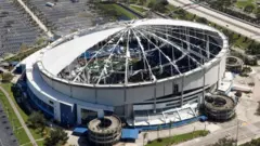 ハリケーン「ミルトン」の影響で屋根が大破した大リーグ、タンパベイ・レイズの本拠地「トロピカーナ・フィールド」（10日、米フロリダ州セントピータースバーグ）