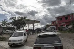 Fila de vehículos en una estación de servicio de Bolivia