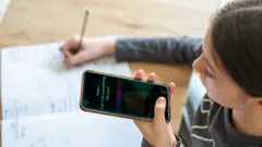 Uma menina usa um assistente virtual de IA para fazer as tarefas escolares