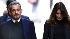 Николя Саркози прибывает в тюрьму со своей женой Карлой Бруни