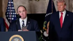 جان فیلن در کنار دونالد ترامپ