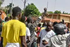 Manifestants à l'ambassade de France à Niamey