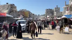 Wata kasuwa a birnin Khan Younis da ke kudancin Gaza inda aka ruwaito ƙarancin abinci bayan Isra'ila ta dakatar da shigar da kayan abinci Gaza kwana goma da suka gabata