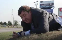 Gary O'Donoghue tirado en el piso reportando sobre el atentado contra Donald Trump en Butler, Pennsylvania