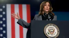 প্রেসিডেন্ট জো বাইডেন সরে দাঁড়ানোর পর যুক্তরাষ্ট্রের প্রেসিডেন্ট নির্বাচনের দৌড়ে ডেমোক্র্যাট প্রার্থী হিসাবে সামিল হয়েছেন কমলা হ্যারিস। 