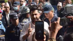 पोखरामा प्रहरी हिरासतमा रवि लामिछाने