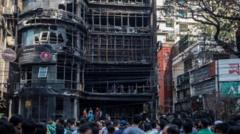 ২৯ ফেব্রুয়ারি বেইলি রোডের গ্রিন কজি কটেজ নামে ভবনটিতে আগুন লাগে।