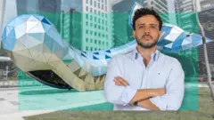 Colagem de imagens mostra Renan Santos, de braços cruzados e vestindo camisa azul clara com as mangas dobradas, sobreposto a uma fotografia da estátua metálica de uma baleia da avenida Faria Lima