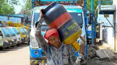कॉमर्शियल गैस सिलेंडरों के दाम बढ़े